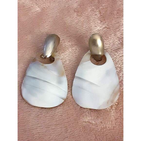 2" natural shell teardrop earrings gold tone beachy - Picture 2 of 2